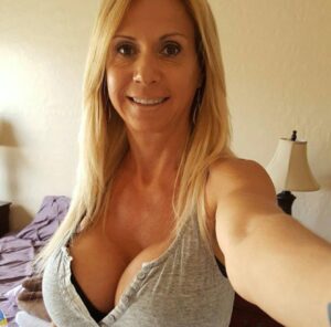 Mature nympho du 17 cherche jeune homme